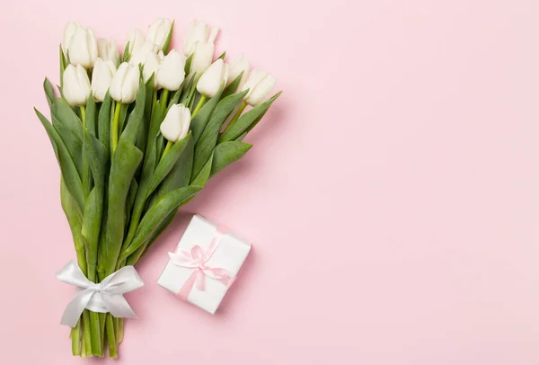 彩色背景的白色郁金香花束和礼品盒 顶视图 — 图库照片