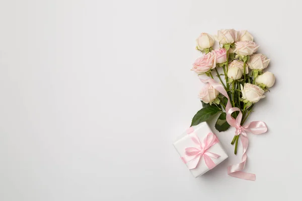 白色背景的礼品盒和玫瑰花 顶视图 — 图库照片