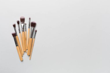 Renk arkaplanı ve üst görünümde fırçalar yap