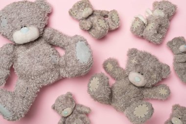 Renkli arka planda sevimli oyuncak ayılar, üst manzara.