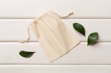 Ahşap arka planda küçük bir çevre çuvalı. Üst görünüm.