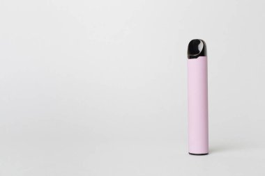 Renkli arka planda tek kullanımlık elektronik sigara