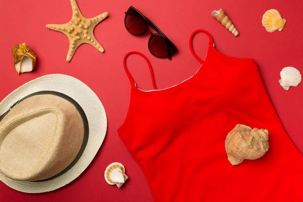 Bellissimo Bikini Rosso Accessori Sfondo Colori Vista Dall Alto — Foto Stock