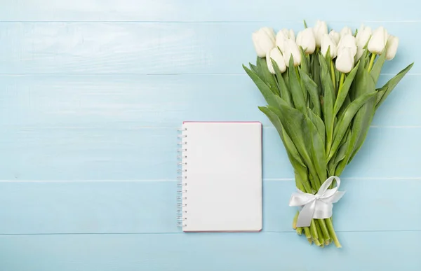 Buquê Tulipa Branca Com Notebook Sobre Fundo Madeira Vista Superior — Fotografia de Stock