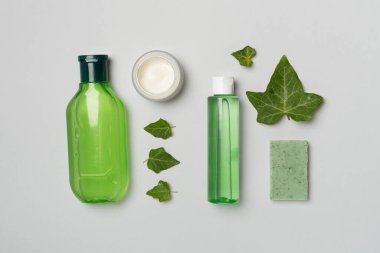 Renk arkaplanında sarmaşık özlü kozmetik ürünleri, üst görünüm.