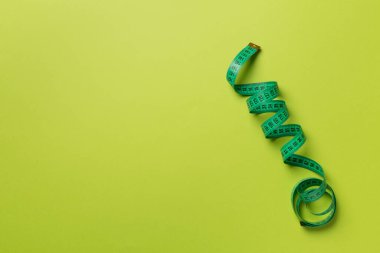 Renk arkaplanı ve üst görünümde yeşil mezura.