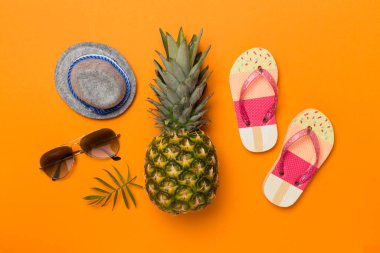 Güneş gözlüklü yaratıcı ananas hipster renkli arka plan, üst görünüm