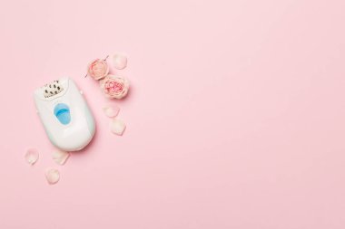 Renk arkaplanı, üst görünüm üzerine modern epilatör.