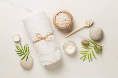 Mermer arka planda spa ürünleri içeren kompozisyon, üst görünüm.
