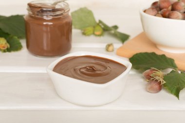 Fındık kremalı ve yeşil yapraklı ahşap masa.