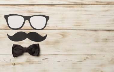 Tahta arka planda farklı hediyelerle Babalar Gününüz kutlu olsun..