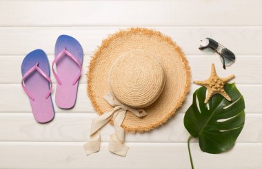 Ahşap arka plan üzerinde plaj aksesuarları, düz yatıyordu