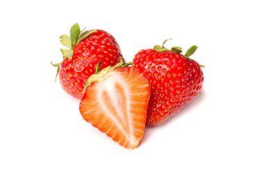 Çilekler beyazda izole, üst manzara.