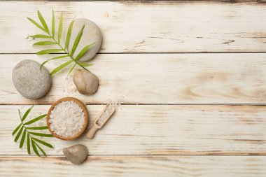 Ahşap arka planda spa ürünleri içeren kompozisyon, üst görünüm.