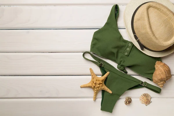 Bellissimo Bikini Verde Sfondo Legno Colori Vista Dall Alto — Foto Stock