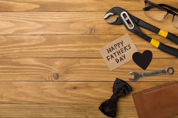 Napis Happy Father Day Różnymi Prezentami Drewnianym Tle Widok Góry — Zdjęcie stockowe