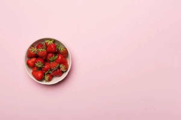 Bowl Fresh Strawberries Color Background Top View — Stockfoto
