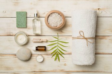 Ahşap arka planda spa ürünleri içeren kompozisyon, üst görünüm.