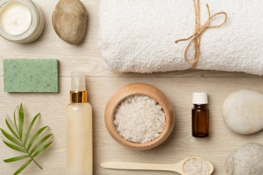 Ahşap arka planda spa ürünleri içeren kompozisyon, üst görünüm.
