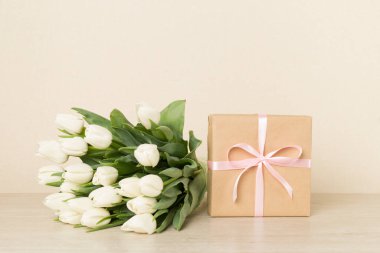 Masada hediye kutusu olan beyaz lale.