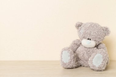 Hafif arka planda sevimli bir oyuncak ayı.