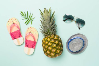 Güneş gözlüklü yaratıcı ananas hipster renkli arka plan, üst görünüm
