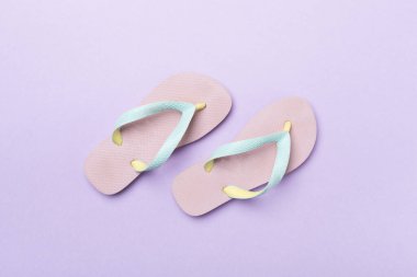 Renk arkaplanı ve üst görünümde parlak parmak arası terlikler