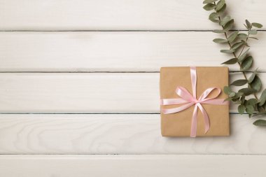 Ahşap zemin üzerinde el işi hediye kutusu, üst görünüm.