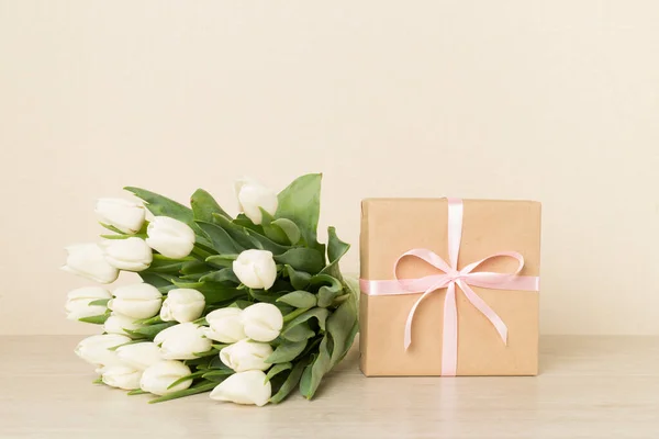 テーブルの上にギフトボックス付きホワイトチューリップ花束 — ストック写真