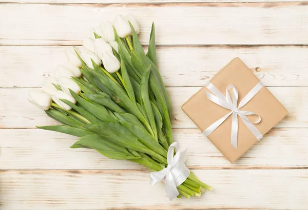 木製の背景にギフトボックス付きホワイトチューリップ花束 トップビュー — ストック写真