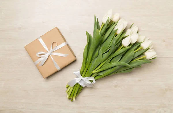 木制背景的白色郁金香花束和礼品盒 顶视图 — 图库照片