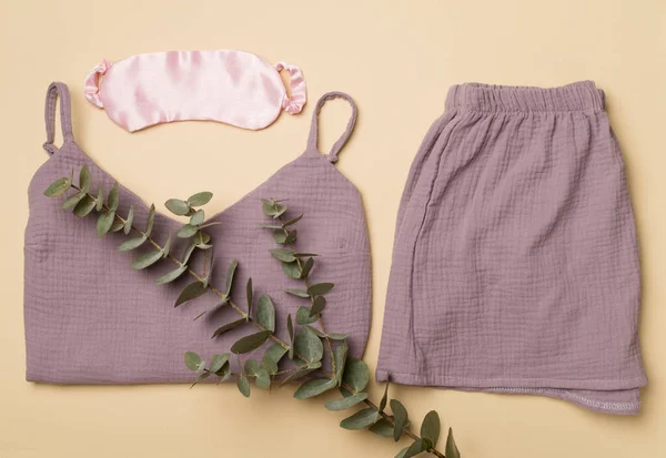 Επίπεδη Σύνθεση Lay Όμορφες Πιτζάμες Στο Φόντο Χρώμα Top View — Φωτογραφία Αρχείου