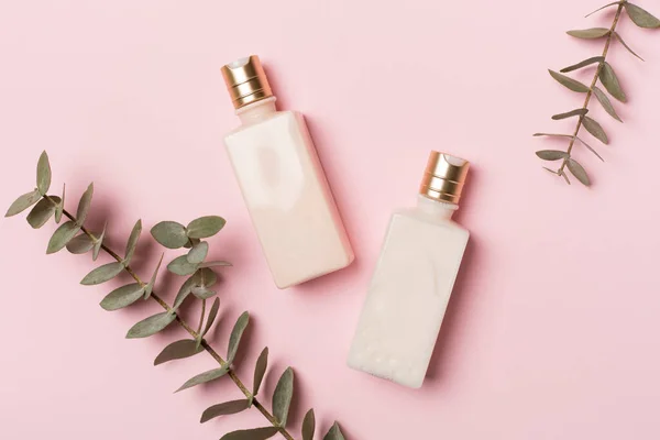 Kosmetiska Flaskor Med Eukalyptus Gren Färg Bakgrund Ovanifrån — Stockfoto