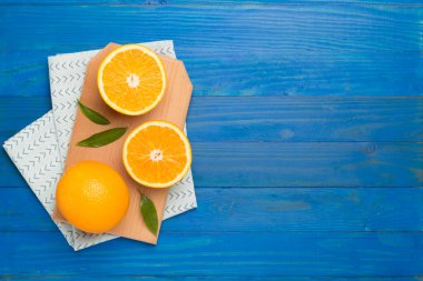 ahşap arka plan üzerinde yaprakları ile taze portakal.