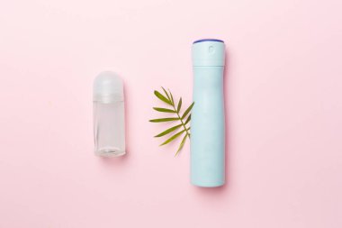 Renk arkaplanındaki doğal deodorantlar, üst görünüm