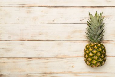 Tahta arka planda taze ananas, üst manzara