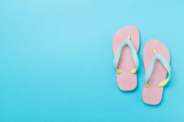 Renk arkaplanı ve üst görünümde parlak parmak arası terlikler