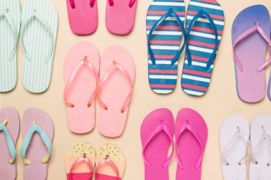 Renk arkaplanı ve üst görünümde birçok renkli parmak arası terlik