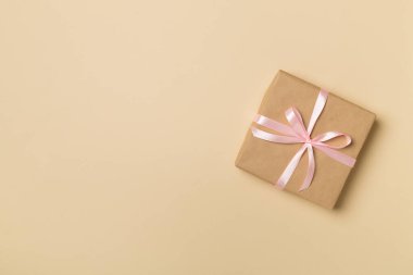 Renk arkaplanı ve üst görünüm üzerinde el işi hediye kutusu.