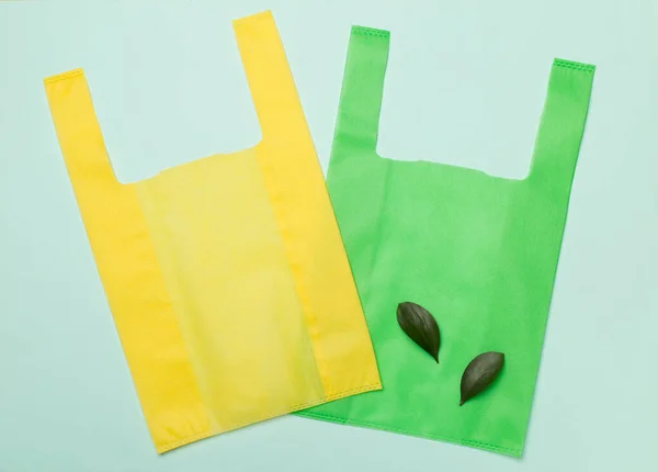 Biologisch Abbaubare Taschen Auf Farbigem Hintergrund Ansicht Von Oben — Stockfoto