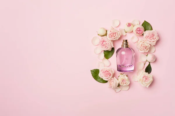 Bottle Perfume Rose Flowers Color Background Top View — Φωτογραφία Αρχείου