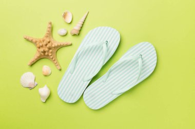 Renk arkaplanı ve üst görünümde çizgili parmak arası terlikler