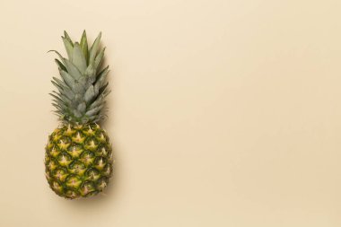 Renk arkaplan üzerinde taze ananas, üst görünüm