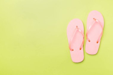 Renk arkaplanı ve üst görünümde parlak parmak arası terlikler