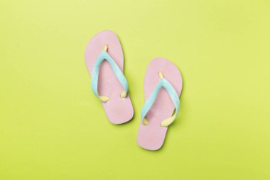 Renk arkaplanı ve üst görünümde parlak parmak arası terlikler