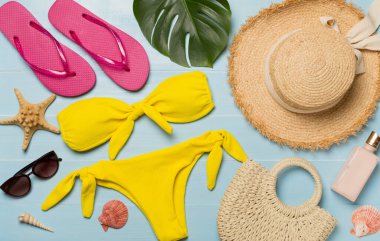 Ahşap arka plan üzerinde plaj aksesuarları, düz yatıyordu