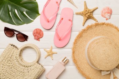 Ahşap arka plan üzerinde plaj aksesuarları, düz yatıyordu