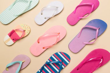 Renk arkaplanı ve üst görünümde birçok renkli parmak arası terlik