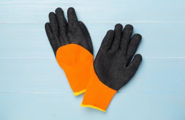 Ahşap arka planda bahçe eldivenleri, üst manzara