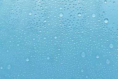 Su damlaları renk arka plan, üstten görünüm